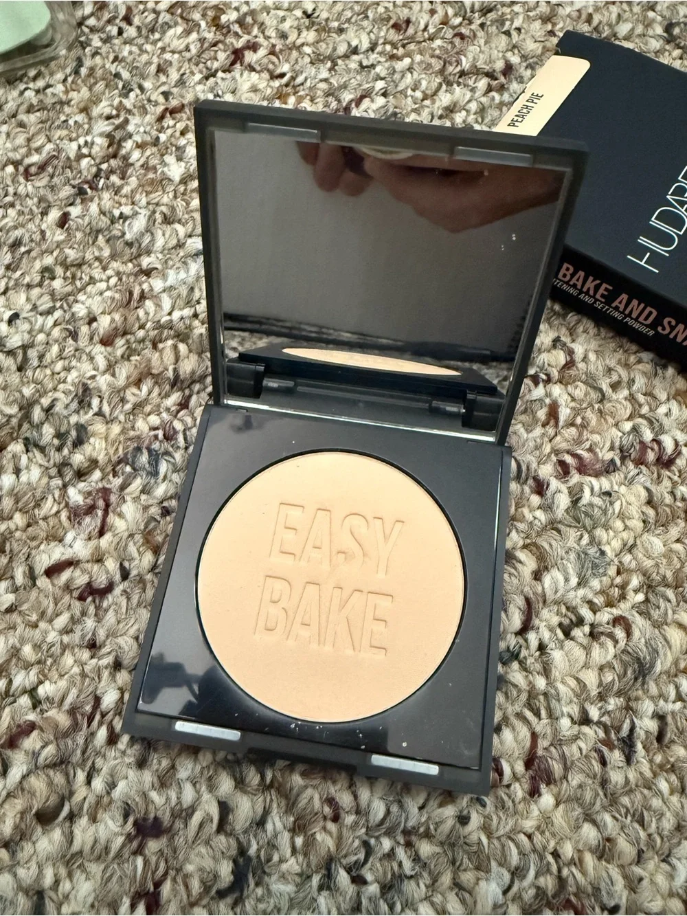 HUDA BEAUTY Easy Bake and Snatch Pressed Brightening & Setting Powder